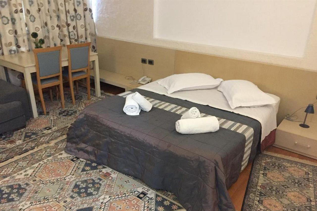 Hotel Bermon Tirana Esterno foto