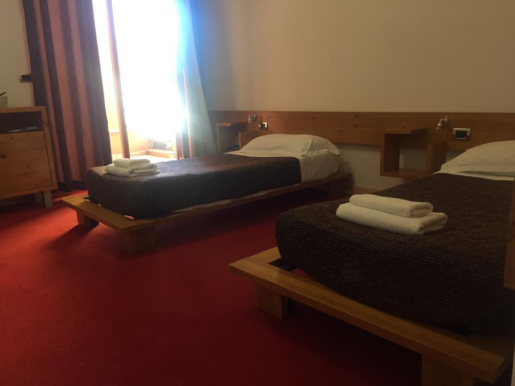 Hotel Bermon Tirana Esterno foto