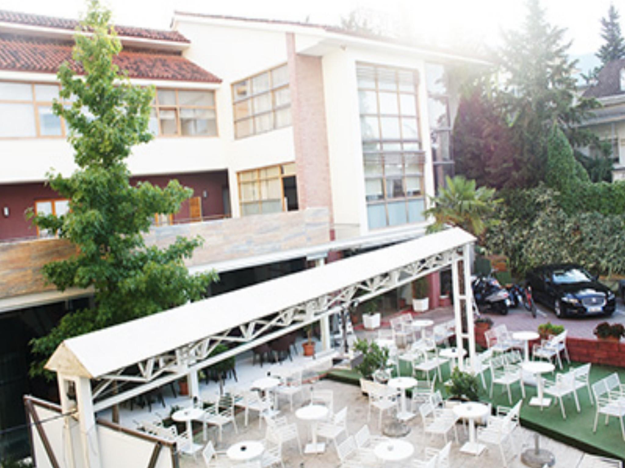 Hotel Bermon Tirana Esterno foto