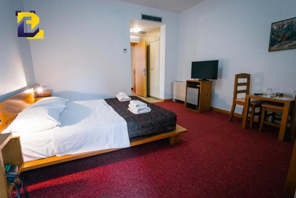 Hotel Bermon Tirana Esterno foto