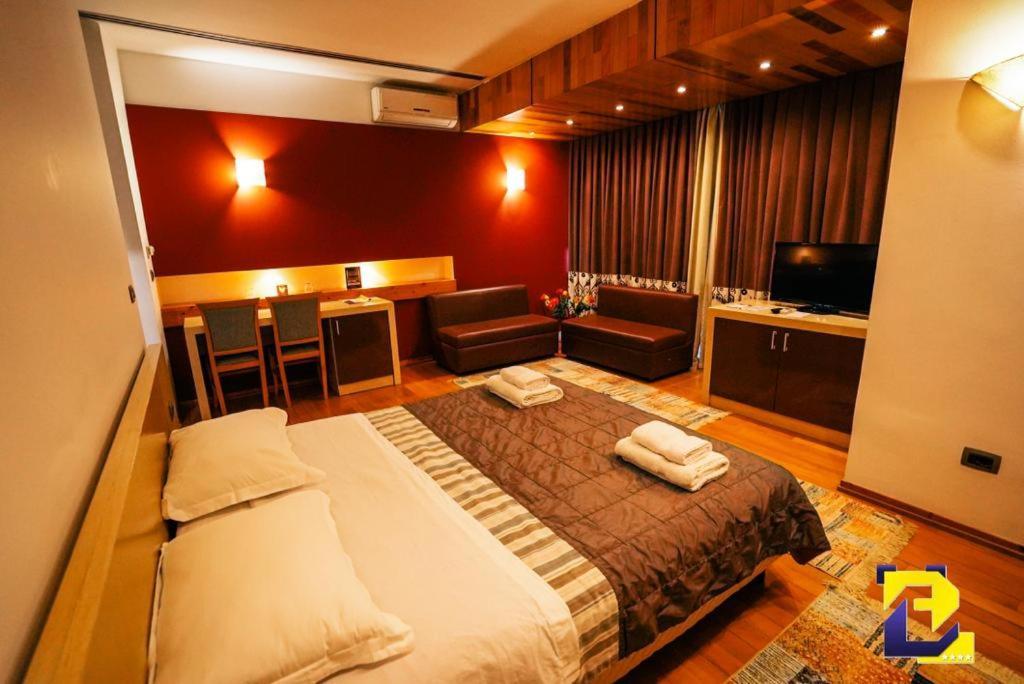 Hotel Bermon Tirana Esterno foto