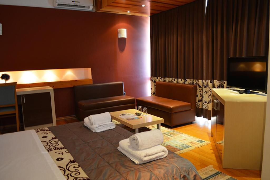Hotel Bermon Tirana Esterno foto