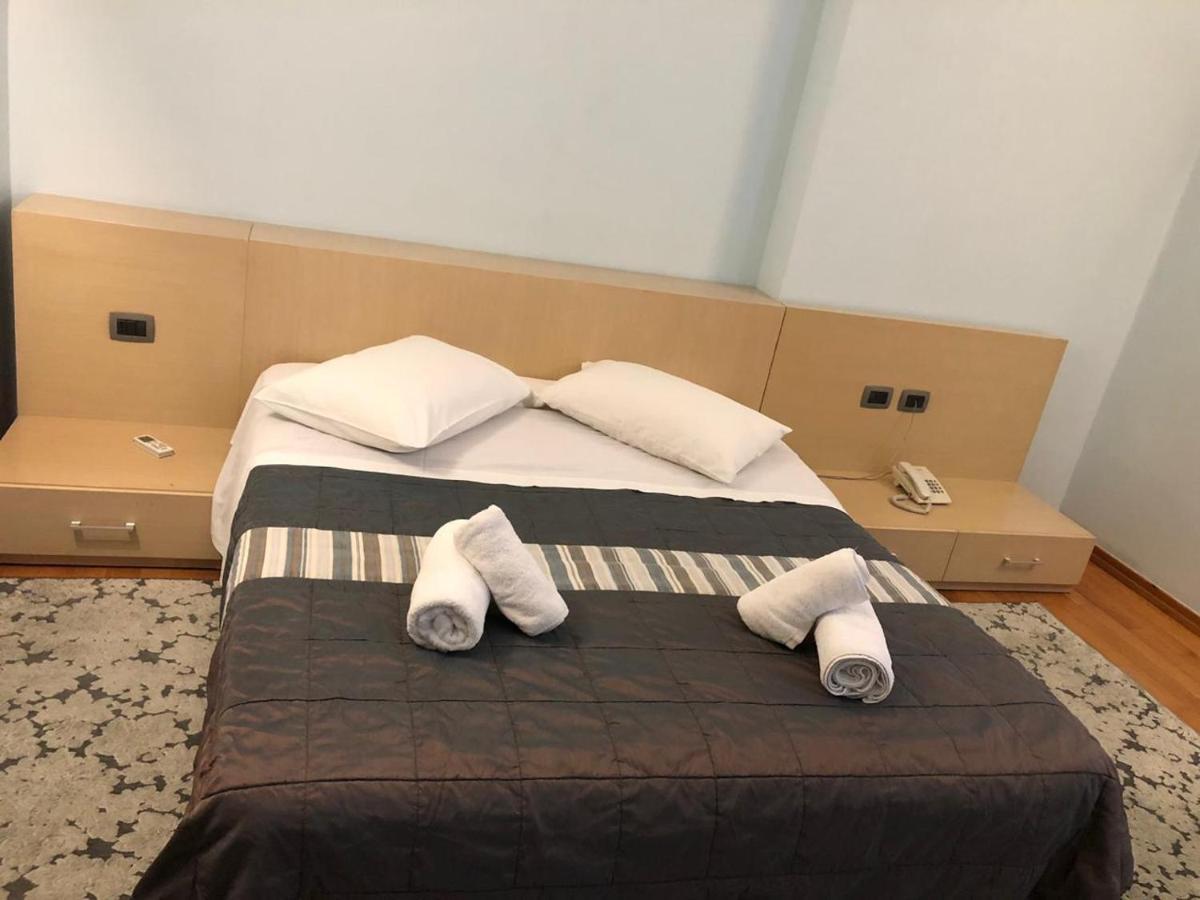Hotel Bermon Tirana Esterno foto